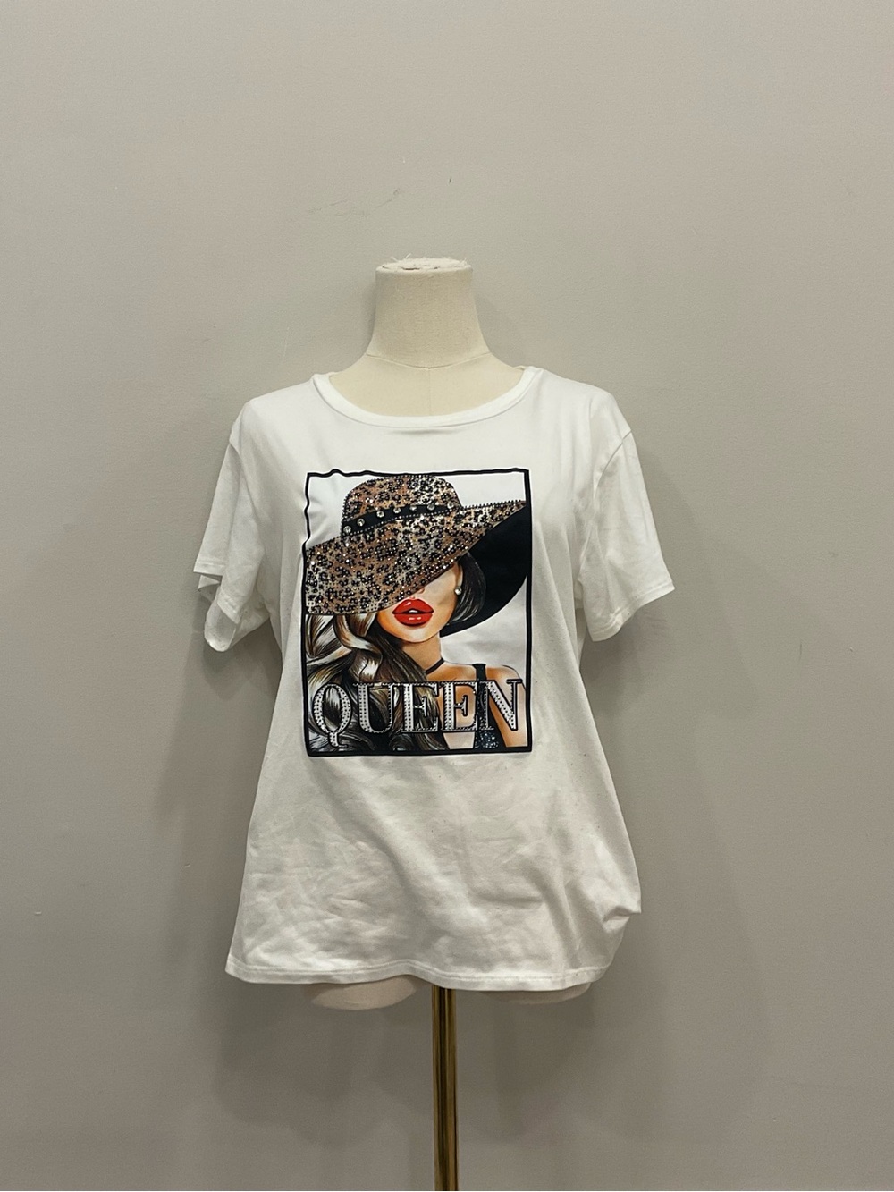 VIDA White Graphic 'Queen' Short Sleeve Tee with Leopard Hat Accent